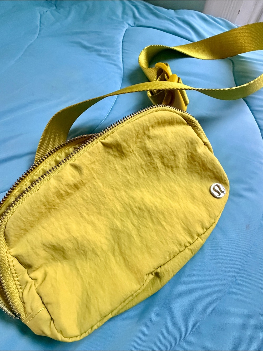 ☀️ Lululemon Everywhere Belt Bag 1L - Soleil Yellow (Monochromatic) - Picture 2 of 3